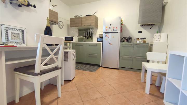 Ampio Bilocale con Balcone, Cantina e Posto Auto – Vicino Metro Gessate